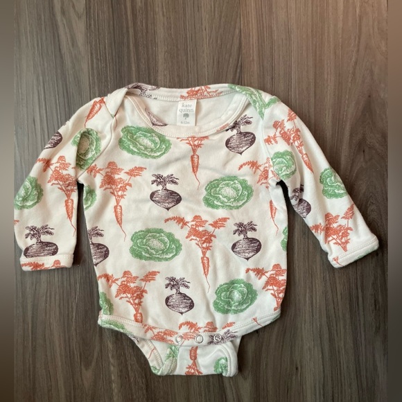 kate quinn Other - Kate Quinn Cream Bodysuit with Green and Orange Vegetable Print size 6/12M
